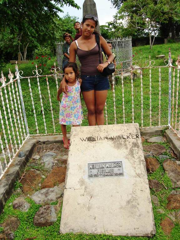 Uno de los personajes que está enterrado en Trujillo es William Walker, un filibustero que gobernó Nicaragua y que fue fusilado por el ejército hondureño.