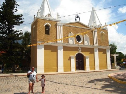 La iglesia queda frente al parque.