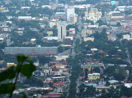 San Pedro Sula, vista desde la cordillera de El Merendón, pulmón y fuente hidrica de la ciudad.